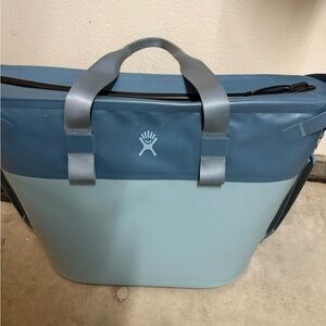 Hydro Flask day escape cooler tote